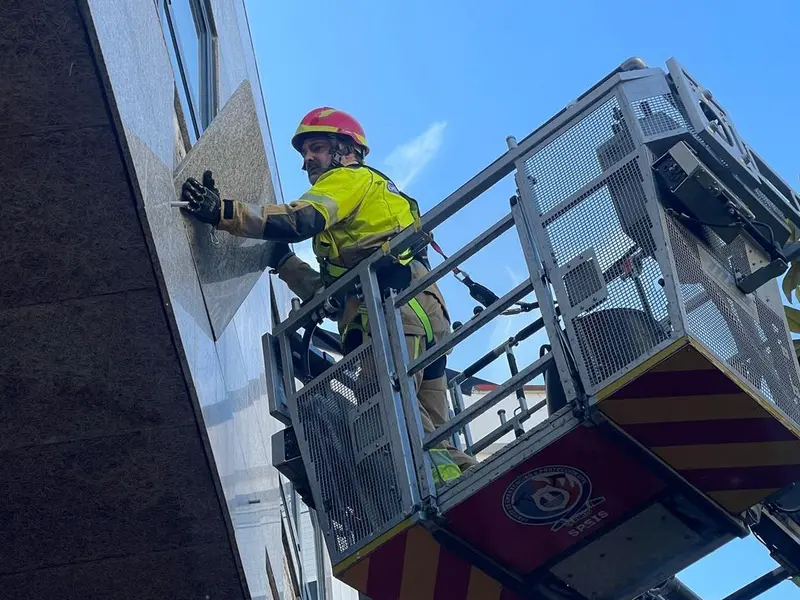 Intervención de Bomberos en Santa Cruz por desprendimiento de losas