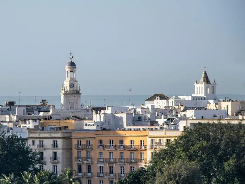Cádiz integra vidrio fotovoltaico en barandillas para generar energía renovable