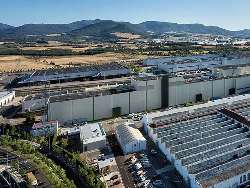 Mercedes-Benz inicia producción en Vitoria de su furgoneta eléctrica VLE con inversión histórica