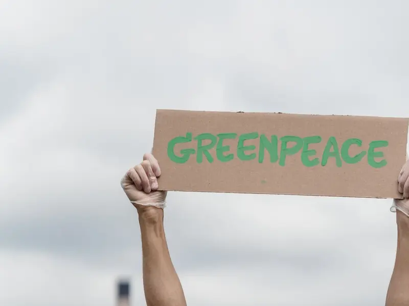 Javier Bardem y Yasmin Finney participan en cortometraje de Greenpeace contra las demandas SLAPP