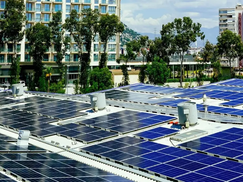 La Región de Murcia implementa placas solares para ahorrar energía y reducir emisiones