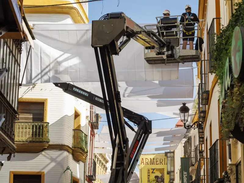 El entoldado de calles, una solución eficaz contra el calor en España