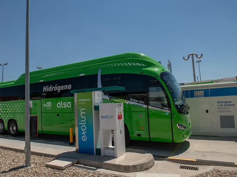 Javier Herrador asume la presidencia de la Spanish Hydrogen Network y presenta un autobús de hidrógeno
