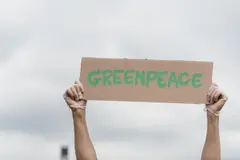 Javier Bardem y Yasmin Finney participan en cortometraje de Greenpeace contra las demandas SLAPP