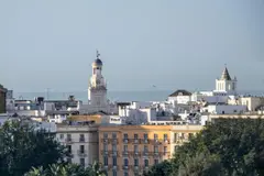 Cádiz integra vidrio fotovoltaico en barandillas para generar energía renovable