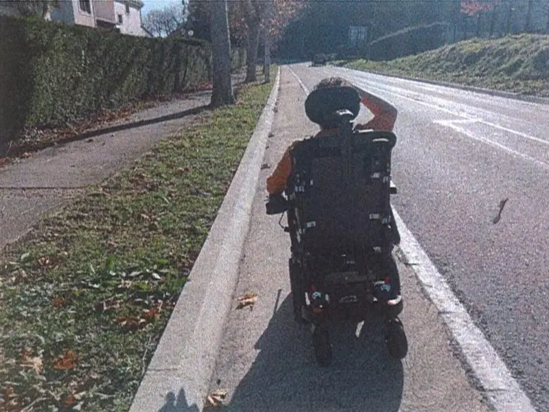 Los vecinos indignados por abandono de la avenida Isaac Díaz Pardo en Oleiros